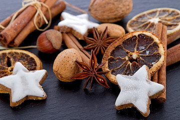 Zimtsterne Orangenscheiben weihnachtlich dekoriert