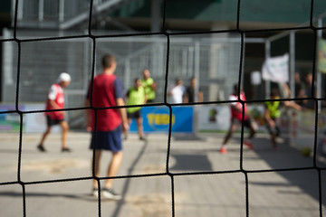 Jugendliche in der Stadt spielen Fußball 