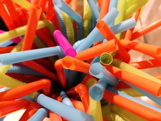 Obraz premium Bunte Strohhalme aus Plastik, Nahaufnahme Hintergrund