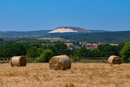 Heuernte auf den Feldern Hessens, Deutschland 