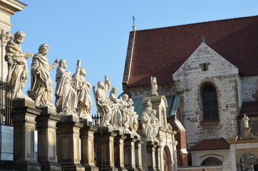Kraków - kościoł świetych Apostołów Piotra i Pawła, figury apostołów przed wejściem © Ewa