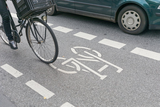 Fototapeta Rad auf Strasse