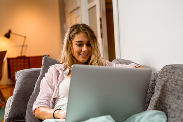 Naklejka premium Afternoon relaxing time in her home