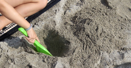 Bambino in vacanza al mare - giocare in spiaggia