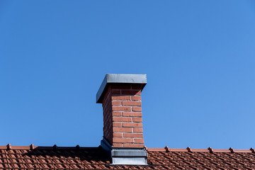 Erneuerbare Energie in den Häusern mit Kamin und Backsteinen