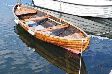 Barque en bois dans le port de Smögen, Bohuslän, Suède