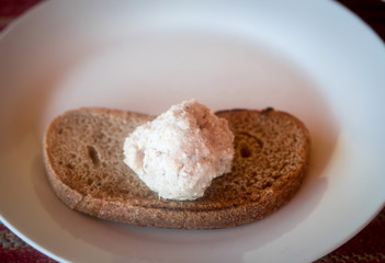 Toast with bacon and garlic .