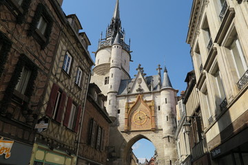 Fototapeta na wymiar Astronomische Uhr am Uhrenturm zu Auxerre, Burgund