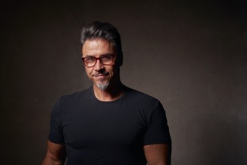 Naklejka premium Portrait of an older white guy dark background