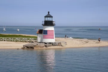 Cercles muraux Phare Nantucket Island Lighthouse with American Flag on Quiet Summer Day