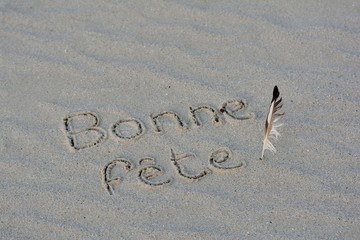 Joyeux anniversaire écrit sur le sable