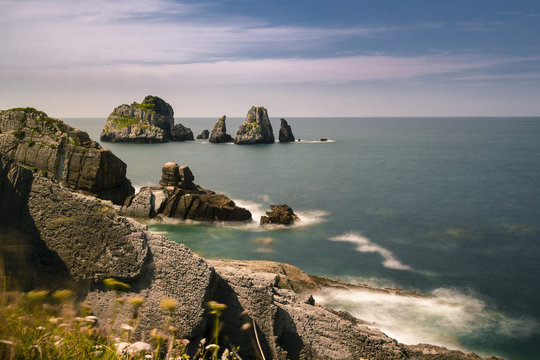 Preciosa vista de la costa cantabrica con sus inmensos islotes de roca y sus acantilados