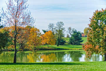 Fototapeta na wymiar Autumn colors and pond