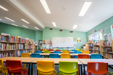 Fototapeta Bright school classroom with all chair facing forward obraz