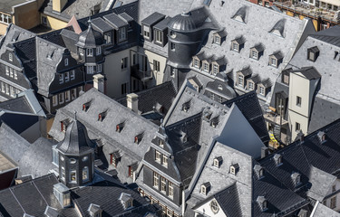 Dächer von wiederaufgebauten historischen Häusern in der Innenstadt von Frankfurt am Main