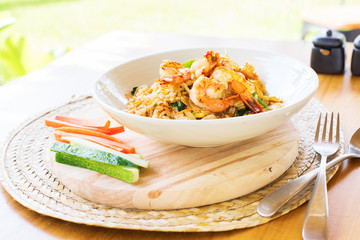 Khao pad with shrimp vegetables cucumber carrot