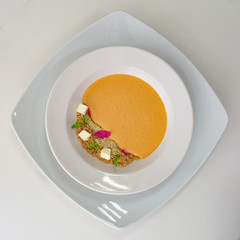 Crema de chicharrón con crocante de salmón