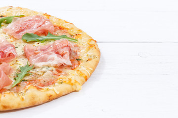 Pizza Prosciutto Schinken Textfreiraum Copyspace auf Holzbrett
