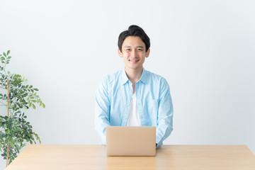 男性　ビジネス　パソコン