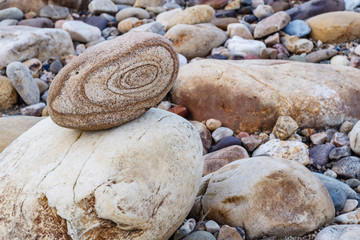 Piedras rodadas en la orilla de un río.