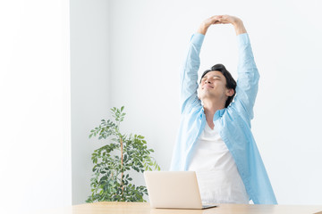 男性　ビジネス　パソコン