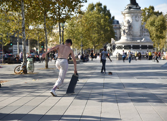 Skateboard place de la République à Paris, France