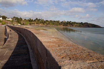 Fototapeta premium Plage de l'avant port vue du môle de Binic