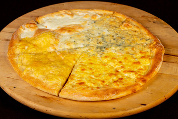 Pizza four cheeses