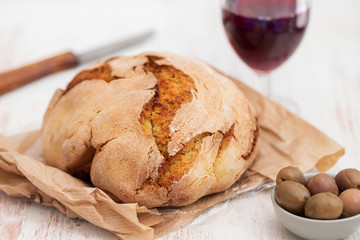 corn bread with olives and red wine