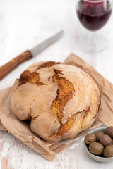 corn bread with olives and red wine