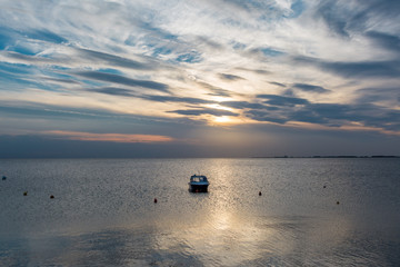 Fototapeta na wymiar Sonnenuntergang mit Motorboot an der Ostsee