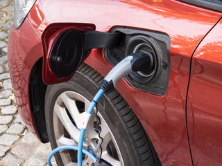 Elektroauto beim Aufladen an Ladestation