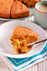Carrot cake with raisin, slice