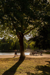 Senioren sitzen auf Bank am See