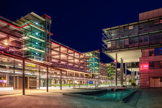 Beleuchtete Parkgarage am Stuttgarter Flughafen bei Nacht