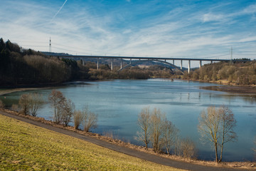 Fototapeta premium Eisenbahnbrücke über den Schönstettspeicher in Oberfranken 