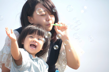 しゃぼん玉で遊ぶ親子