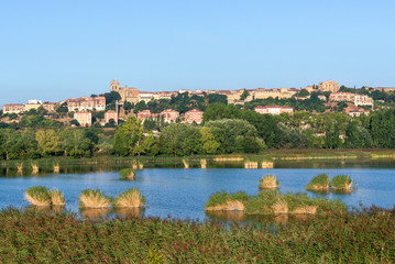 Fototapeta na wymiar Prao de la Paul lake with Laguardia town as background, Rioja Alavesa, Spain