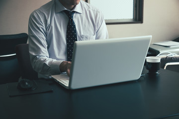 ノートパソコンを操作するビジネスマン