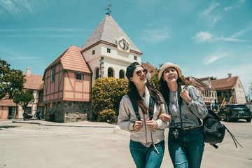 Obraz premium women sightseeing and walking cheerfully