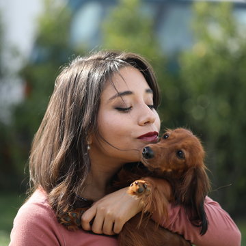 Model Paulina mit Dackel