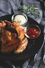 Chicken wings with sauce