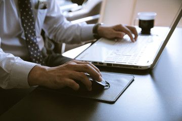 ノートパソコンを操作するビジネスマン