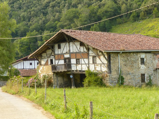 Fototapeta na wymiar Basque Country tradicional house in Oma