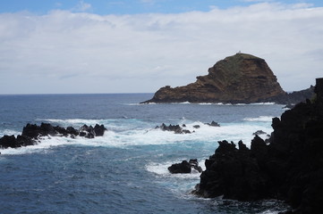 Rocher au bord de l'océan