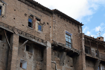 Fototapeta na wymiar Tarazona typical brick made hanging houses in the Jewish quarter in Tarazona, Aragon, Spain