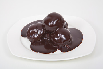 bir tabak profiterol