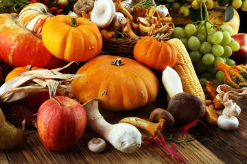 Crédence de cuisine en verre imprimé Légumes Autumn nature concept. Fall fruit and vegetables on wood. Thanksgiving dinner