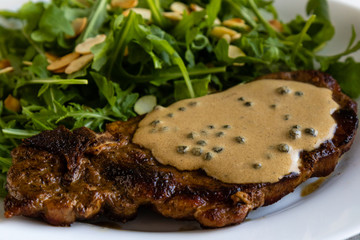 steak with arugula and green peppercorn sauce