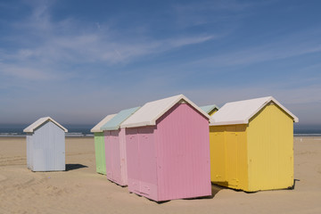 Fototapeta na wymiar Les cabines de plage sur la plage de Berck-sur-mer (Côte d'Opale)